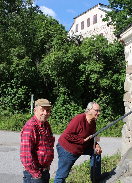 Paikalliset Carl-Johan Lindén (vas.) ja Christer Segersven olivat juttutuulella. Kuva: KivaaTekemistä.fi