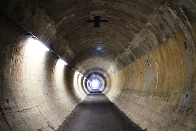 Uittotunneli. Katossa näkyvän ristin kohdalla sijaitsi Pispalan kirkko, joka paloi uittotunnelin rakentamisen aikana. Kuva: KivaaTekemistä.fi 