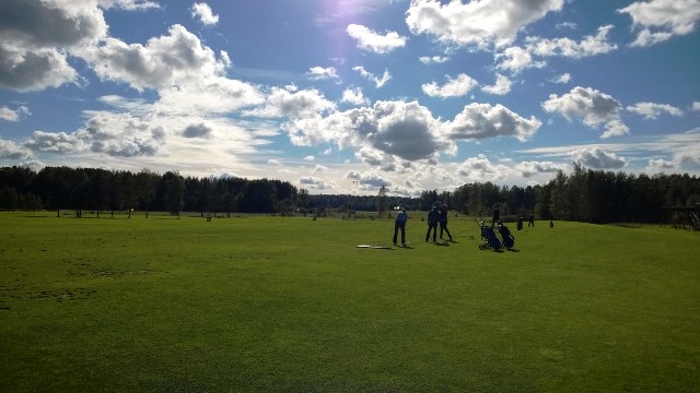 Golf Talman Par 3 -kentän harjoitusrangella meno vilkastui iltaa kohden. Kuva: KivaaTekemistä.fi