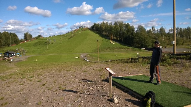 Talma Active Parkin Jani Pihlajaniemi harrastaa myös itse frisbee golfia ja odottaa viikonlopun kisoja (3.9.). Kuva: KivaaTekemistä.fi
