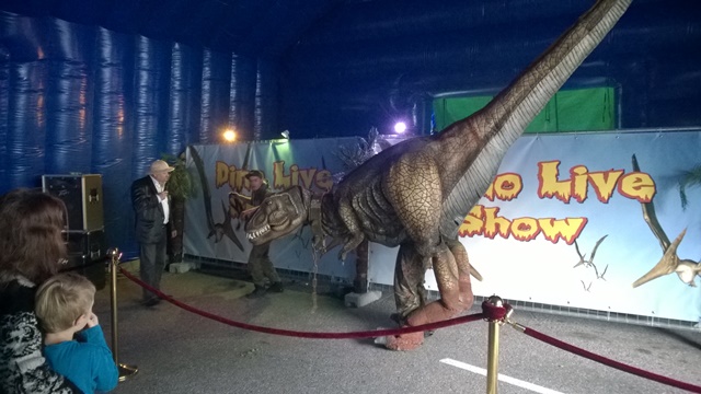 Dino Shown pauloissa - Pekka, Rene ja tyrannosaurus Rex. Kuva: KivaaTekemistä.fi/ LikeFinland.com