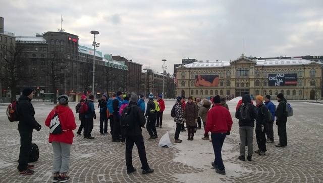 Porukka kokoontuu Rautatientorille 5.11. klo 9. Taustalla Ateneum. Kuva: KivaaTekemistä.fi