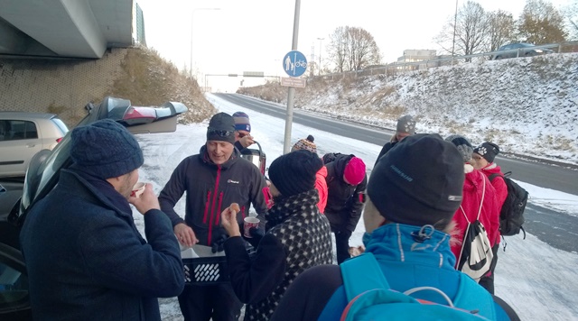 Kävelyn puuhamies Jarmo Hovinen - glögi ja munkit kelpasivat ohikulkijoillekin. Kuva: KivaaTekemistä.fi