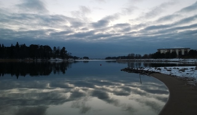 Helsinki on kaunis. Herttoniemen kartanon puiston rantoja, vasemmalla Killingholma ja Laajasalo. Herttoniemi. Kuva: KivaaTekemistä.fi