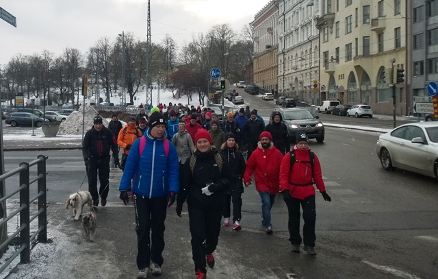 Ullanlinna ja Kaivopuisto jäävät taakse. Edessä Anne Partanen ja Aurora Auraskorpi. Kuva: KivaaTekemistä.fi