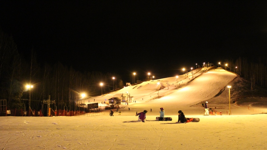 Edustalla lastenrinne sompahisseineen, taustalla eturinteen snowpark ja perherinne. Kuva: KivaaTekemistä.fi