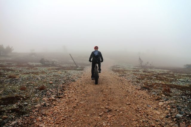 Fatbike-pyörillä on mukava ajella Ylläksen merkityillä ja hyväkuntoisilla maastopyöräreiteillä. Kuva: KivaaTekemistä.fi