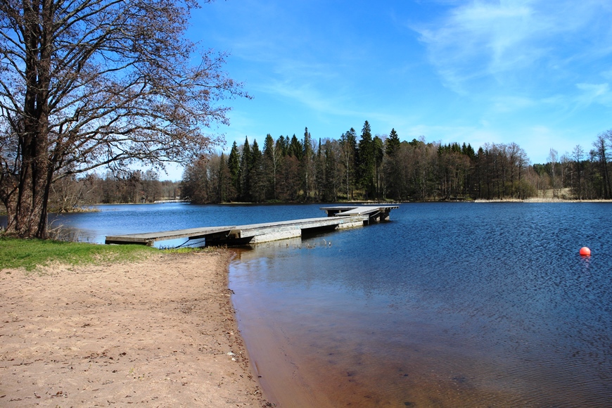 Mustionjoen uimaranta Hållsnäsintiellä, 400 m Mustion Linnasta etelään, on lapsiystävällinen. Viereen rakentuu kaupungin leikkipuisto kesäksi. Kuva: KivaaTekemistä.fi